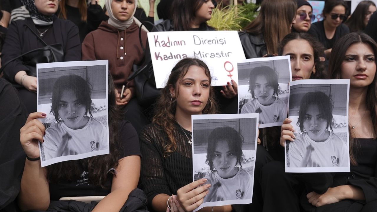 İstanbul Medipol Üniversitesi Öğrencileri Ayşenur Halil İçin Sözde Değil Eylemde