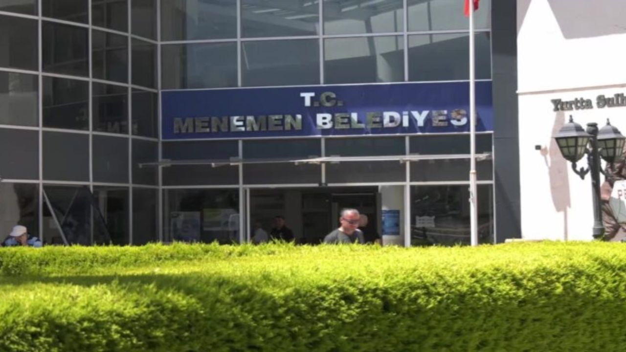 Menemen Belediyesi'nde kriz büyüyor: Personeller protestoya başladı