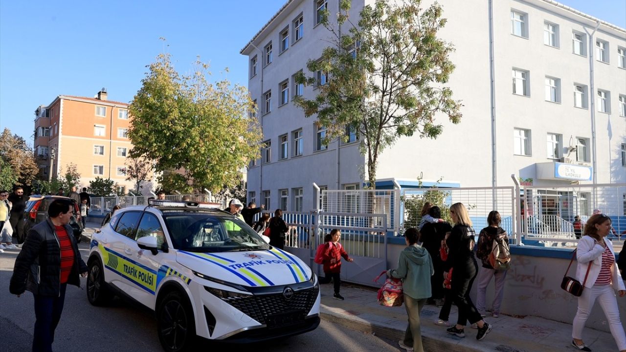 Edirne'de Okul Polisleri Öğrencilerin Güvenliğini Sağlıyor