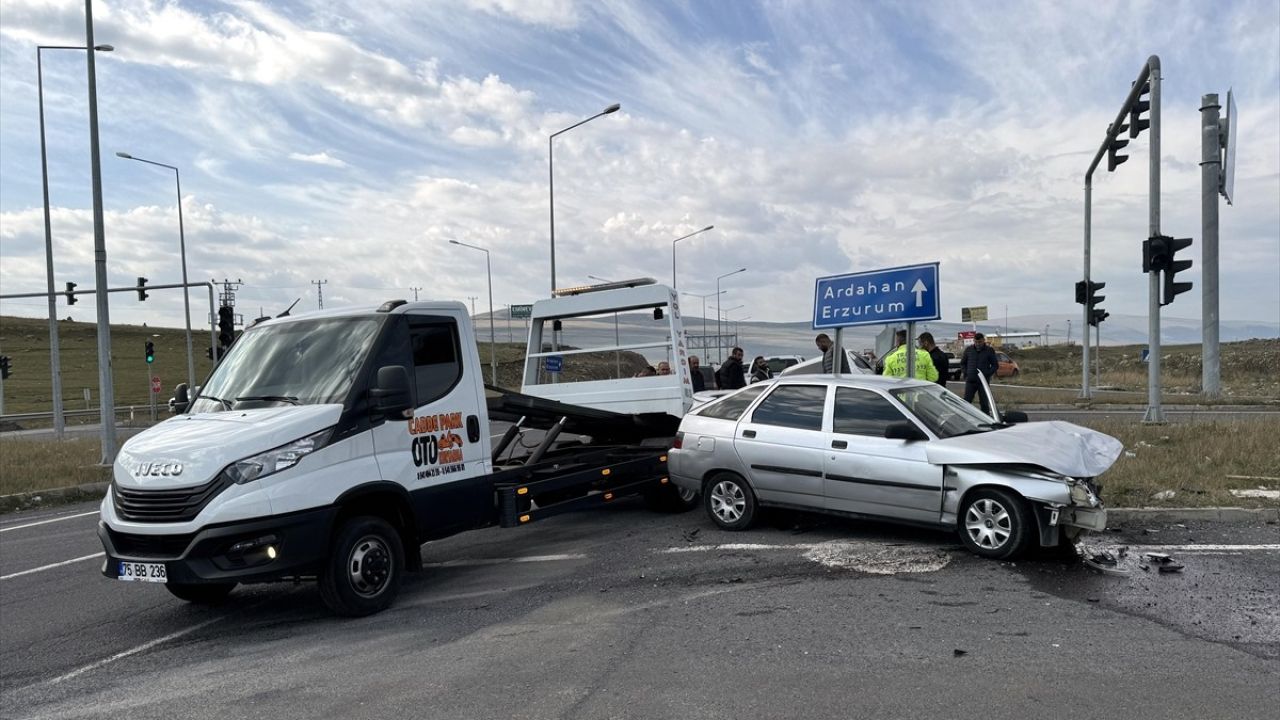 Ardahan'da İki Otomobil Çarpıştı: 4 Yaralı