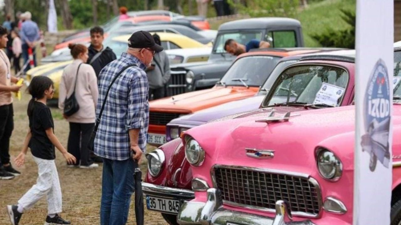 Urla'da Klasik Otomobil Şöleni yoğun ilgiyle karşılandı