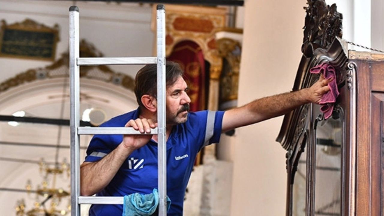 Bayram öncesi İzmir'deki camilerde temizlik başladı