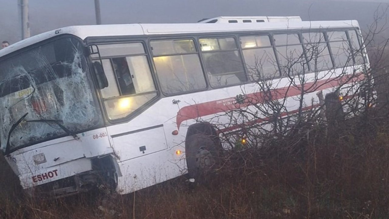 Urla’da ESHOT Otobüsü Kaza Yaptı: Yara Alan Yok