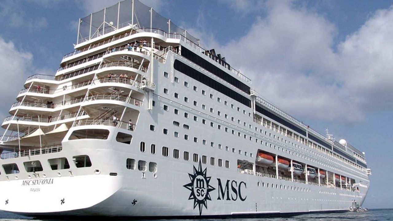 2 bin 700 turist taşıyan MSC Sinfonia İzmir Limanı'na demir attı!