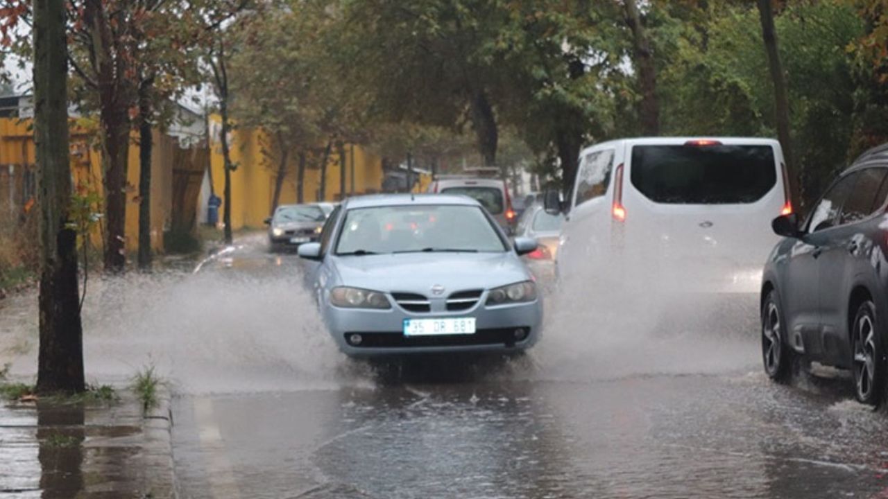 İzmir'de etkili olan sağanak yağış yolları göle çevirdi!