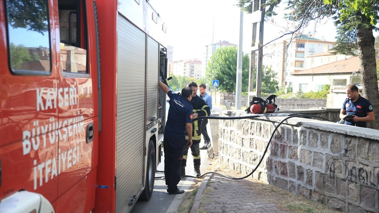 Kayseri'de Apartman Yangını: 8 Kişi Dumandan Etkilendi