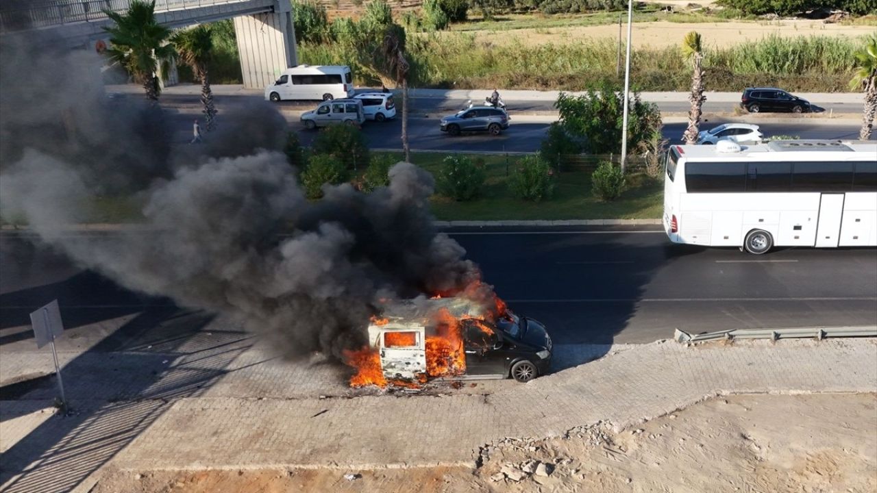 Antalya'da Seyir Halindeki Minibüs Yangını Faciaya Yol Açtı