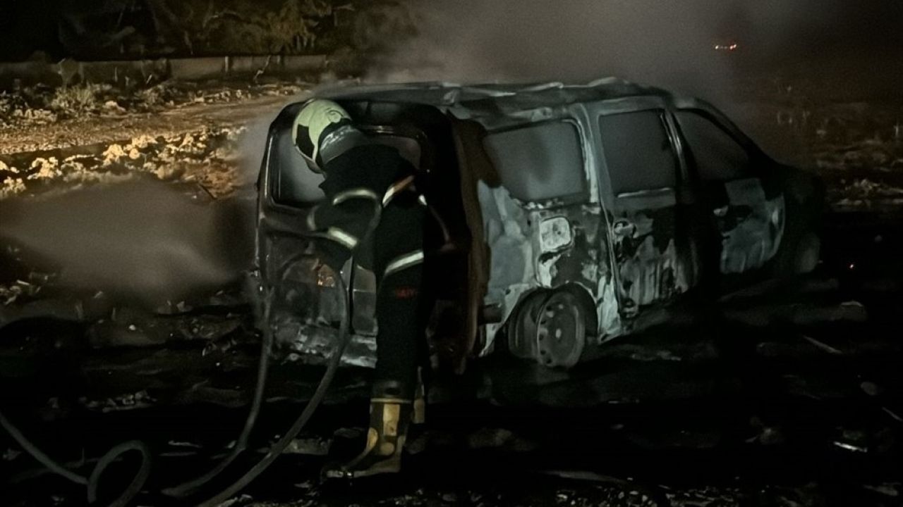 Adana'da Park Halindeki Ticari Araç Yangını