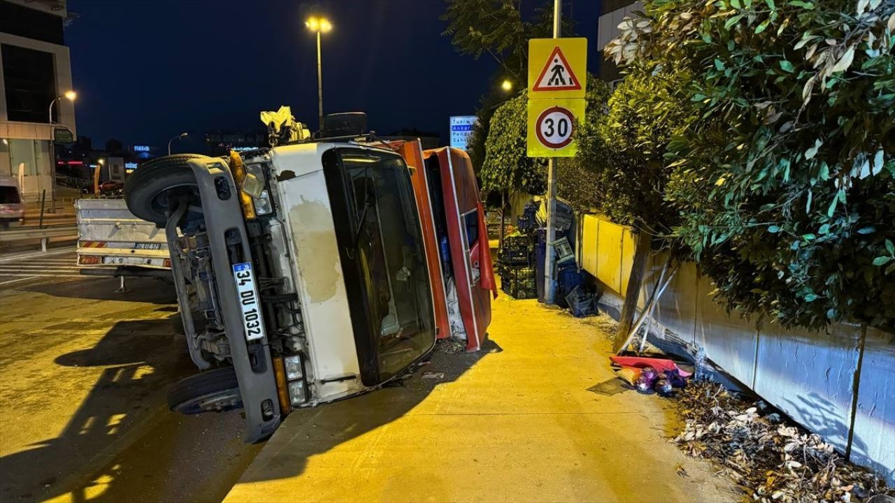 Pendik'te Sebze Yüklü Kamyonet Devrildi, İki Yaralı