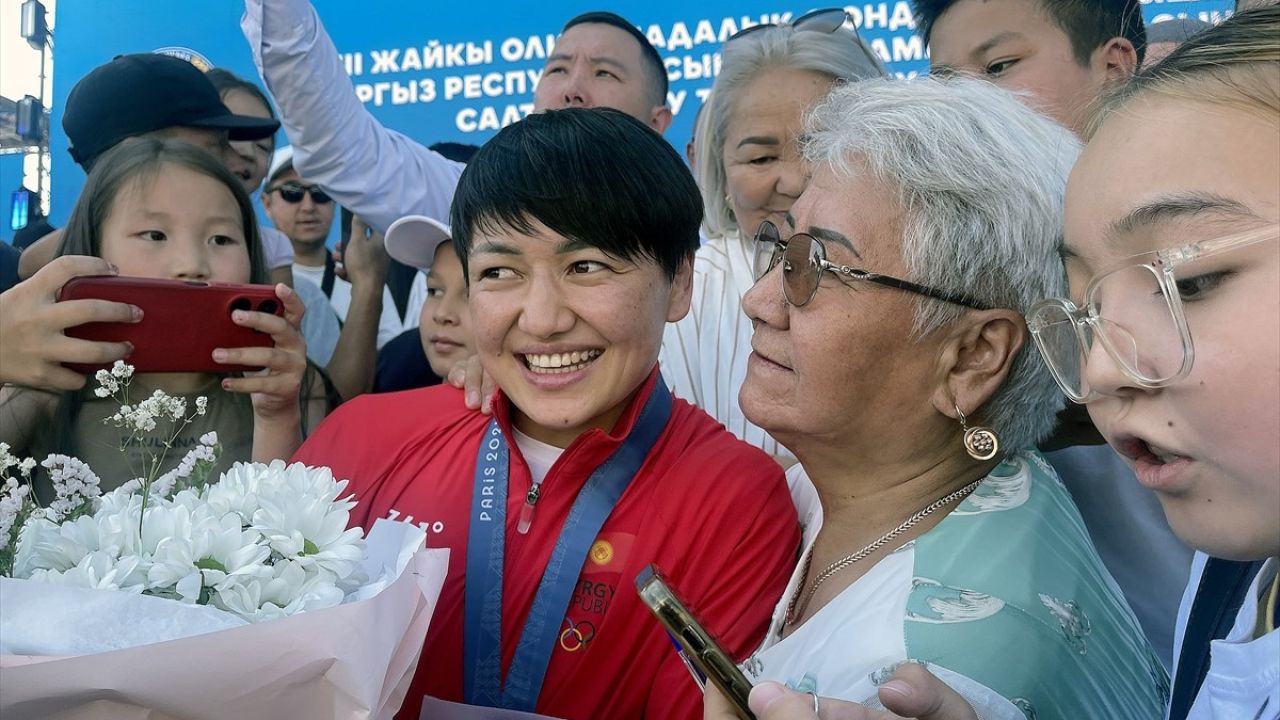 Kırgızistan Cumhurbaşkanı Caparov'dan Milli Sporculara Teşekkür Ziyareti