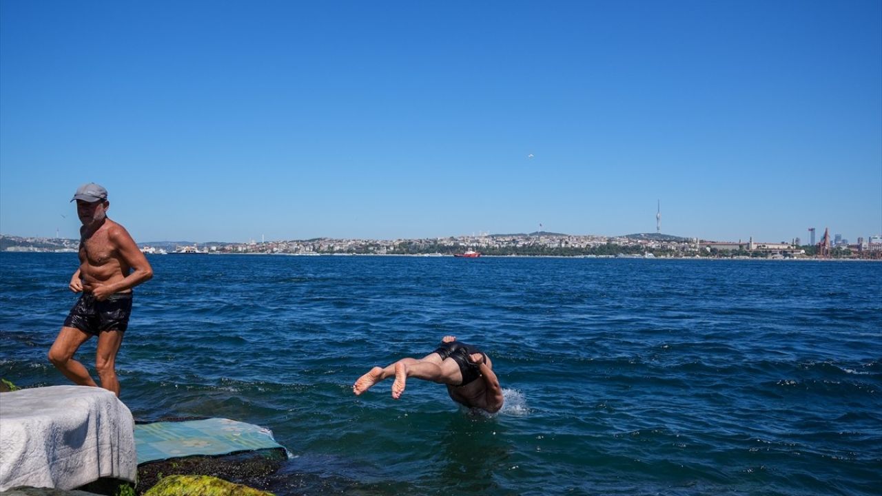 İstanbul'da Sıcak Havadan Kaçış: Denizde Serinleme Zamanı