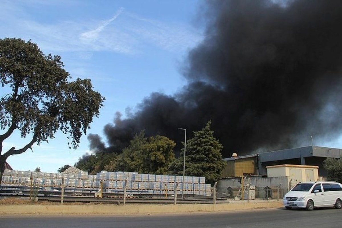 İzmir’de iki fabrikadaki yangını ekipler 3 saatte söndürdü!