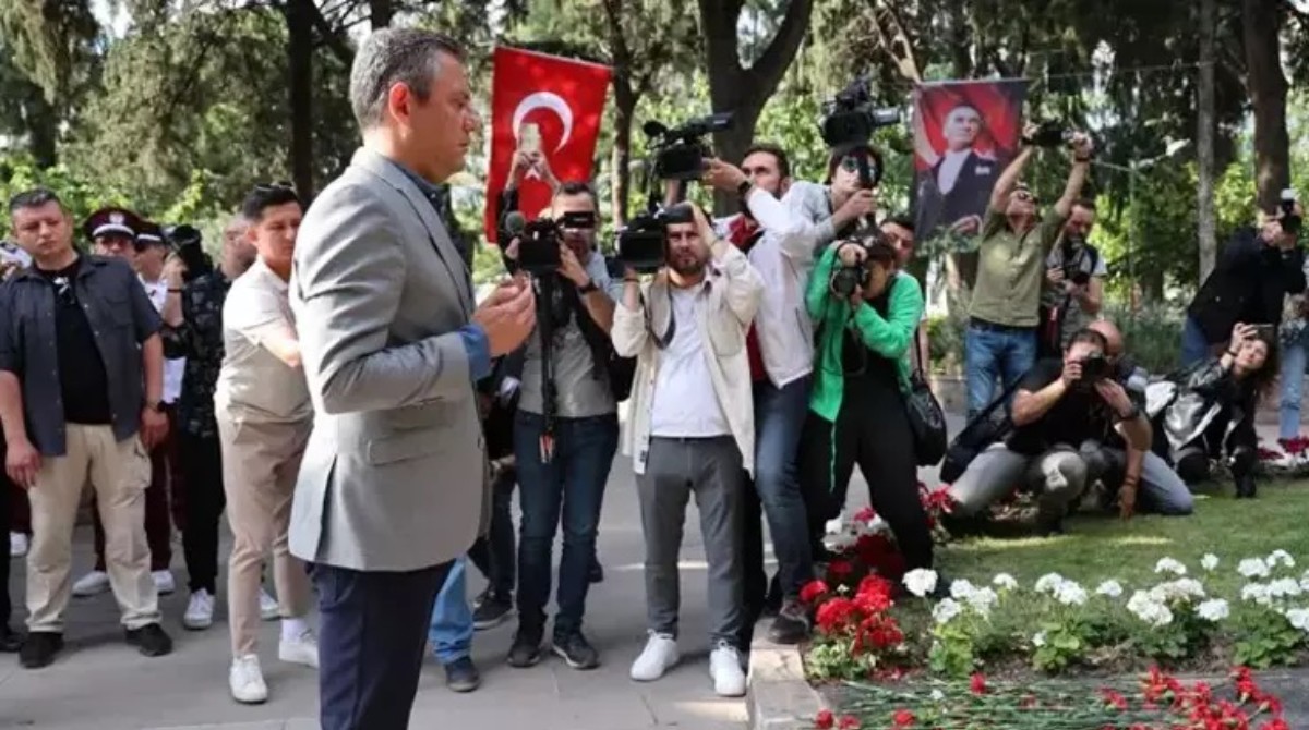 CHP Genel Başkanı Özgür Özel, Zübeyde Hanım'ın kabrini ziyaret etti
