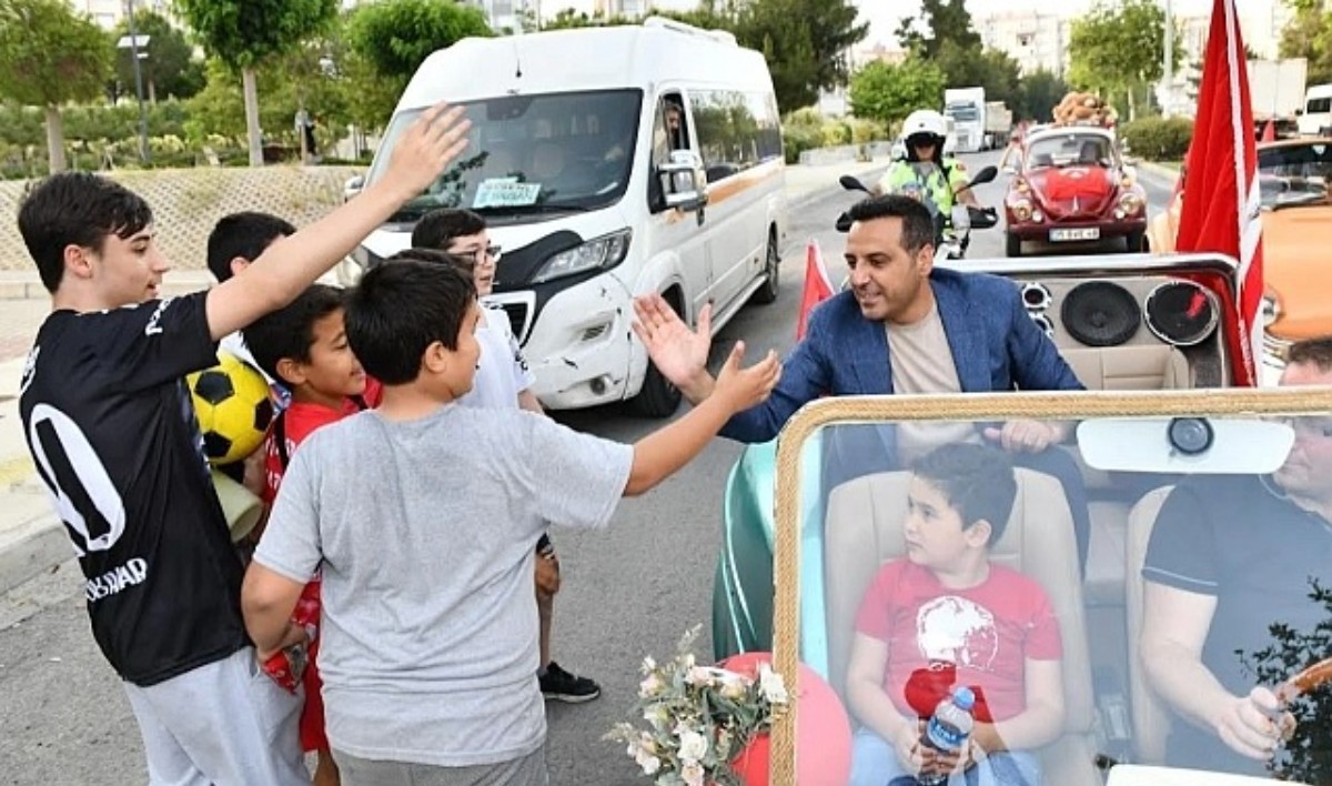 Çiğli'de 19 Mayıs kutlamaları kapsamında Vosvos turu düzenlendi