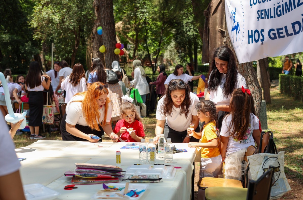 Dokuz Eylül Üniversitesi'nde Çocuk Oyunları Şenliği düzenlendi