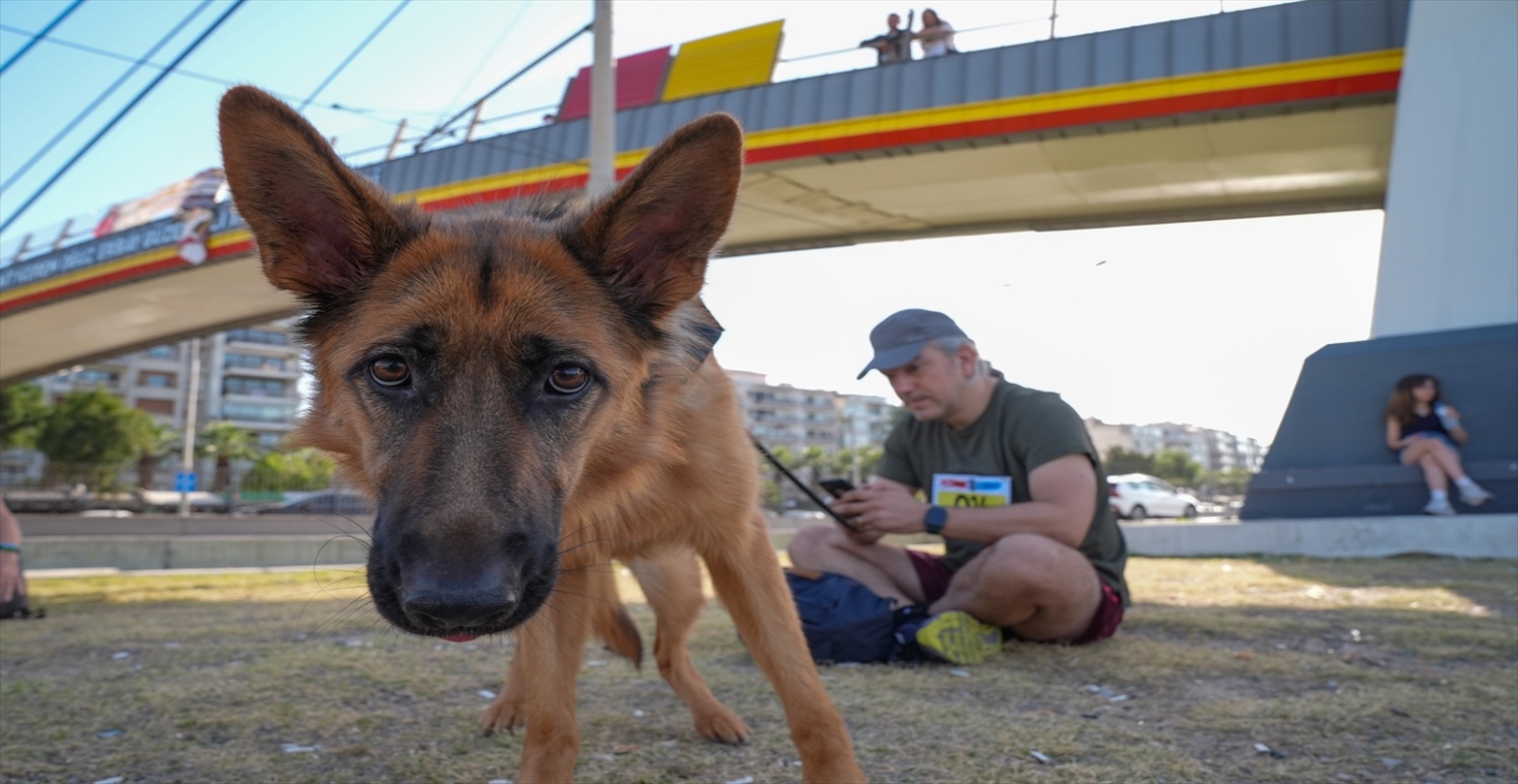 İzmir Konak'ta bisikletli ve köpekli koşu etkinliği düzenlendi