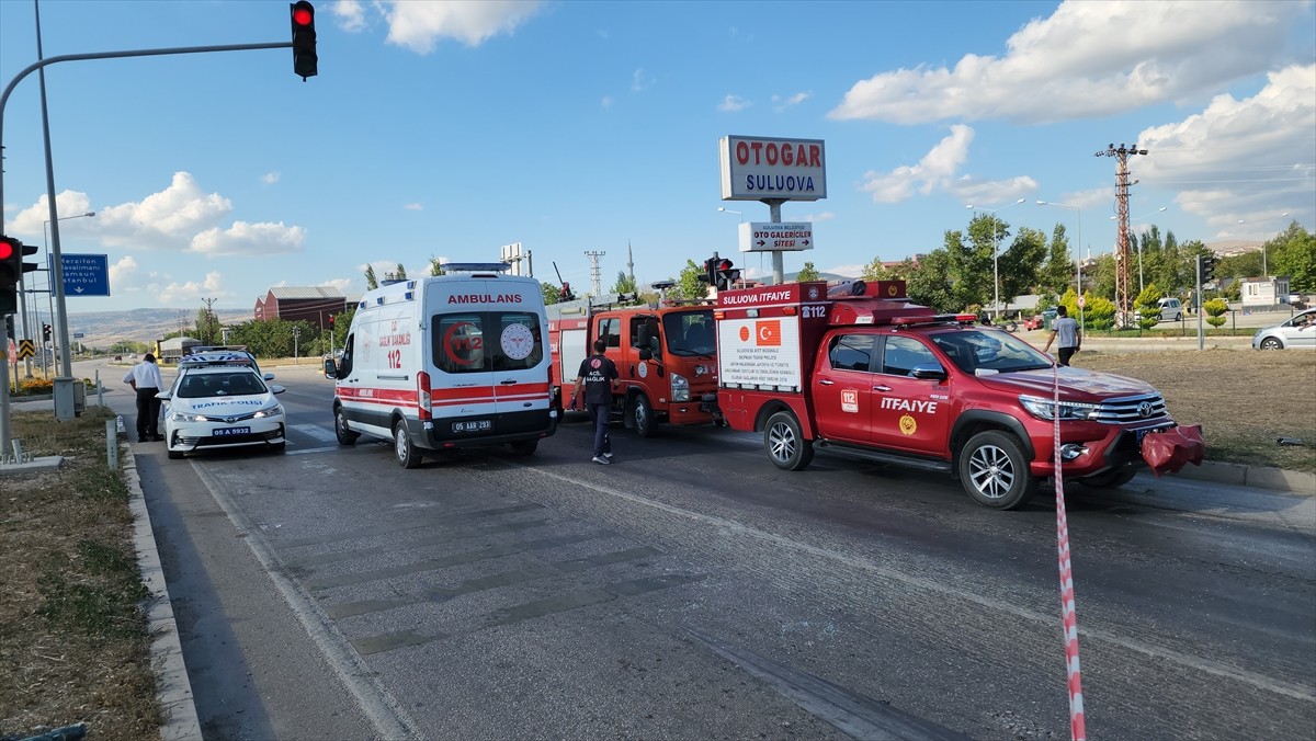 Amasya'nın Suluova ilçesinde, kırmızı ışıkta bekleyen tıra çarpan otomobildeki 1 kişi hayatını...