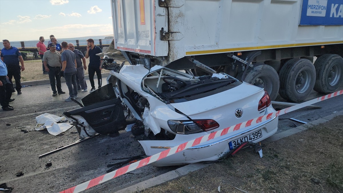 Amasya'nın Suluova ilçesinde, kırmızı ışıkta bekleyen tıra çarpan otomobildeki 1 kişi hayatını...