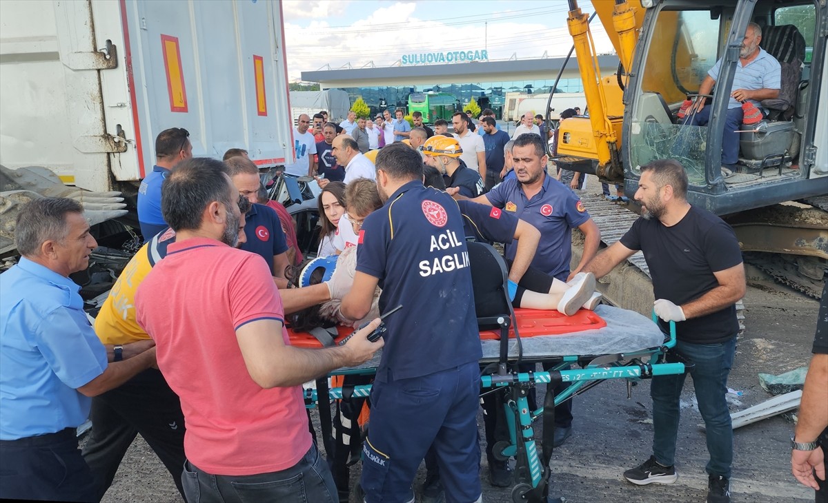 Amasya'nın Suluova ilçesinde, kırmızı ışıkta bekleyen tıra çarpan otomobildeki 1 kişi hayatını...