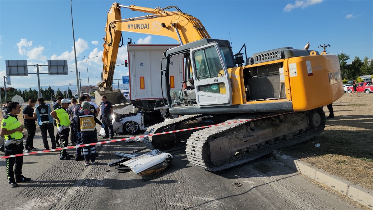 Amasya'nın Suluova ilçesinde, kırmızı ışıkta bekleyen tıra çarpan otomobildeki 1 kişi hayatını...