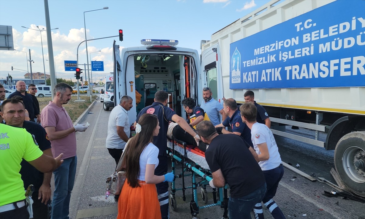 Amasya'nın Suluova ilçesinde, kırmızı ışıkta bekleyen tıra çarpan otomobildeki 1 kişi hayatını...