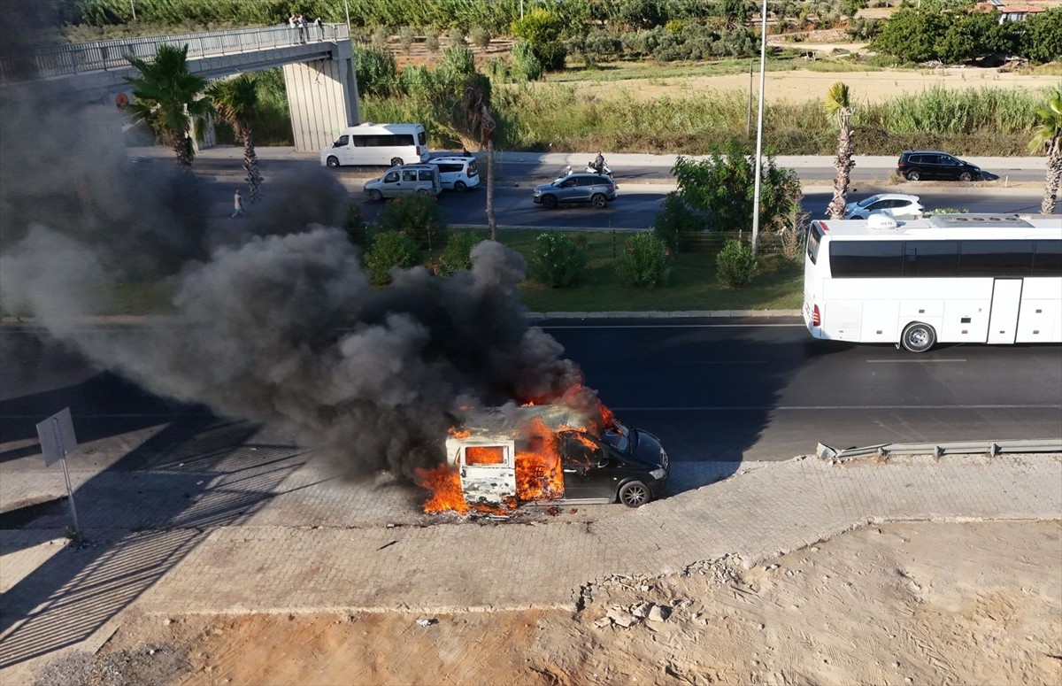 Antalya'nın Manavgat ilçesinde seyir halindeki minibüs yandı.