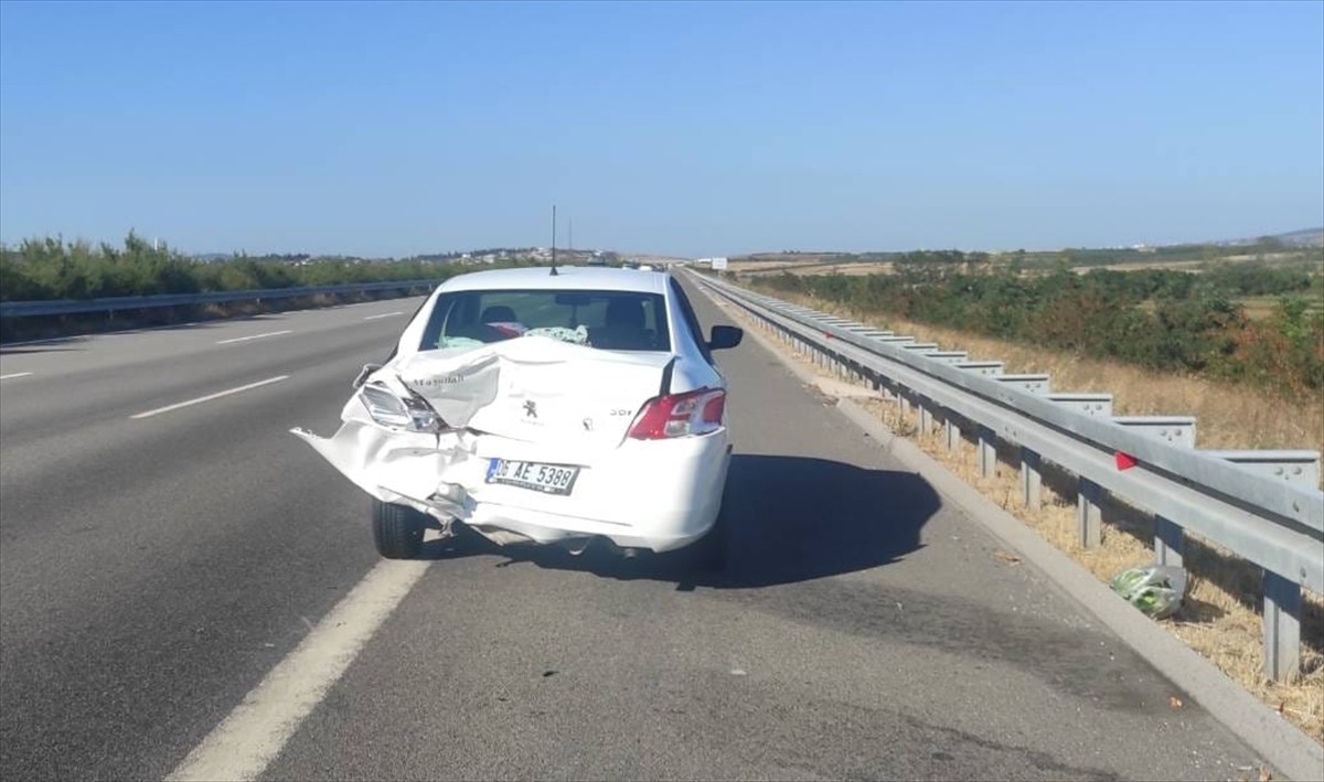 Bursa’nın Karacabey ilçesinde iki otomobilin çarpıştığı kazada 2’si çocuk 4 kişi...