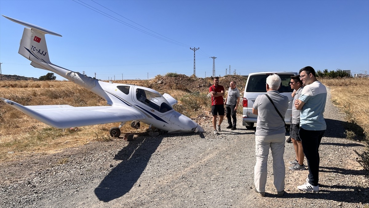 Çanakkale'de eğitim uçağı tarlaya acil iniş yaptı. Uçakta acil iniş sırasında öğretmen pilot Faruk...