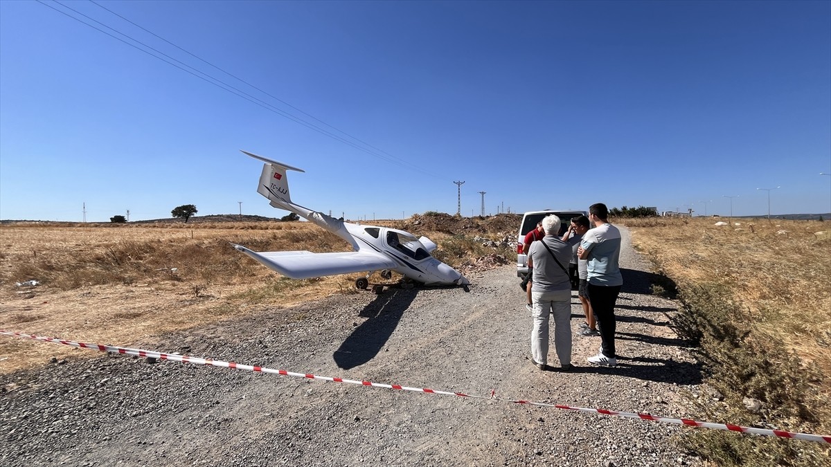 Çanakkale'de eğitim uçağı tarlaya acil iniş yaptı. Uçakta acil iniş sırasında öğretmen pilot Faruk...