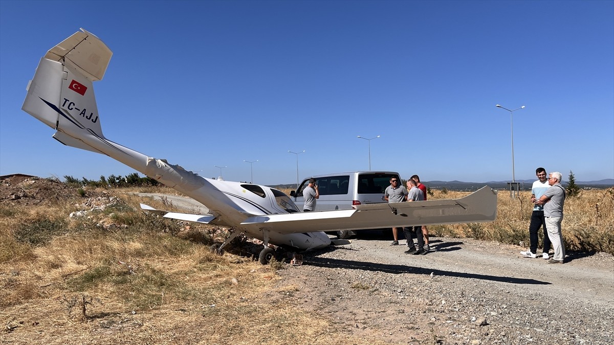 Çanakkale'de eğitim uçağı tarlaya acil iniş yaptı. Uçakta acil iniş sırasında öğretmen pilot Faruk...