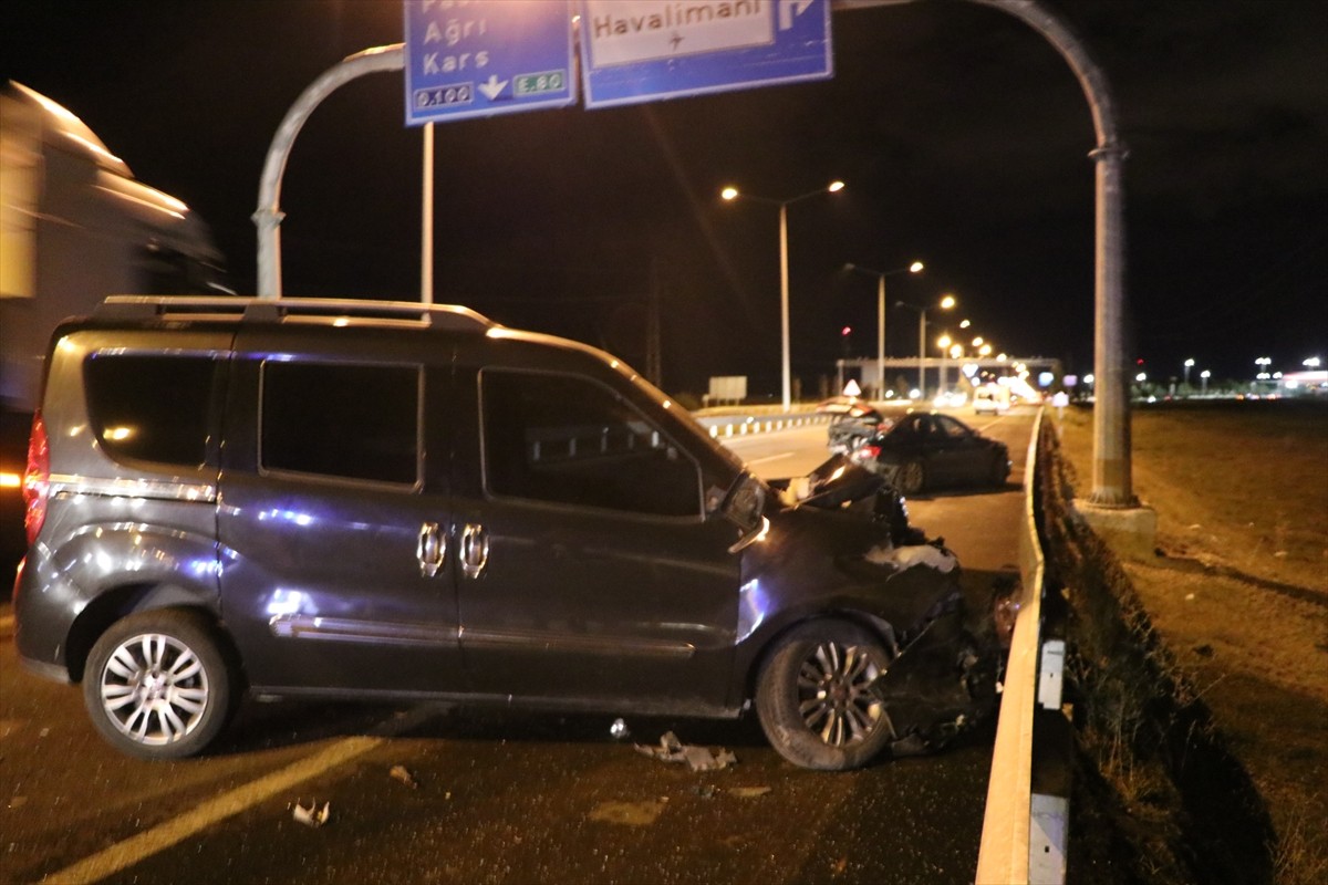 Erzurum'da lastiği patlayan park halindeki otomobile hafif ticari aracın çarpması sonucu biri...