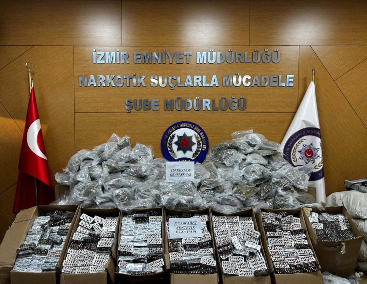 İzmir'in Buca ilçesinde bir adres ile hafif araca düzenlenen eş zamanlı operasyonda 124 kilogram...