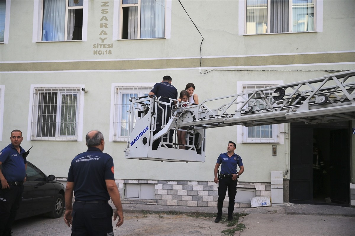 Kayseri'nin merkez Melikgazi ilçesinde apartmanda çıkan yangında dumandan etkilenen 6'sı çocuk 8...