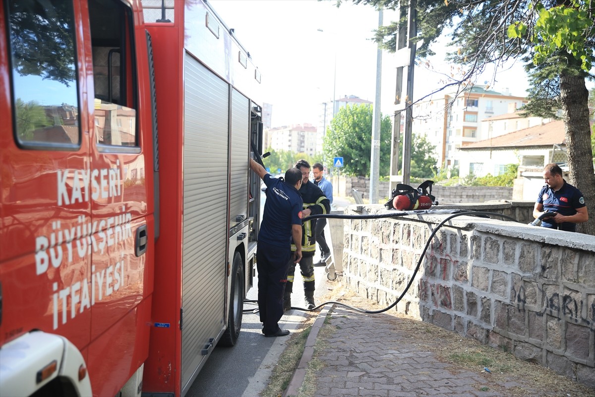 Kayseri'nin merkez Melikgazi ilçesinde apartmanda çıkan yangında dumandan etkilenen 6'sı çocuk 8...