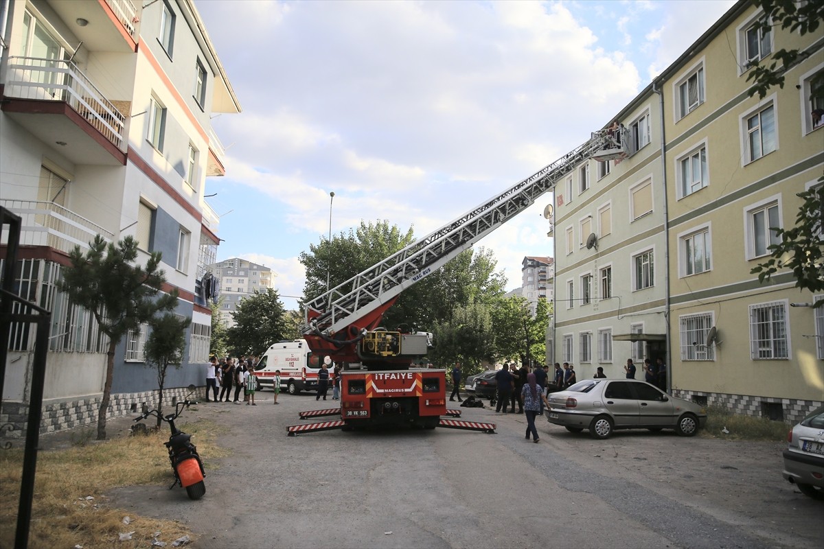 Kayseri'nin merkez Melikgazi ilçesinde apartmanda çıkan yangında dumandan etkilenen 6'sı çocuk 8...