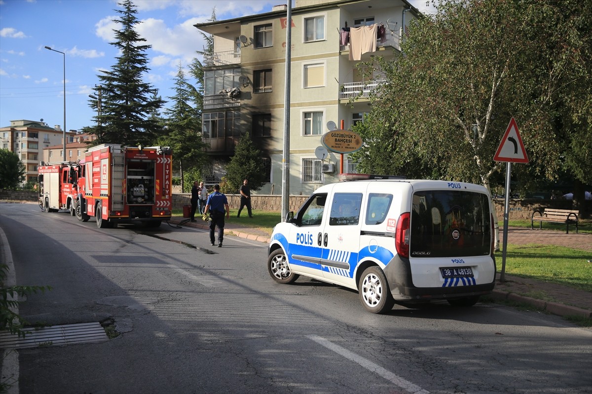 Kayseri'nin merkez Melikgazi ilçesinde apartmanda çıkan yangında dumandan etkilenen 6'sı çocuk 8...