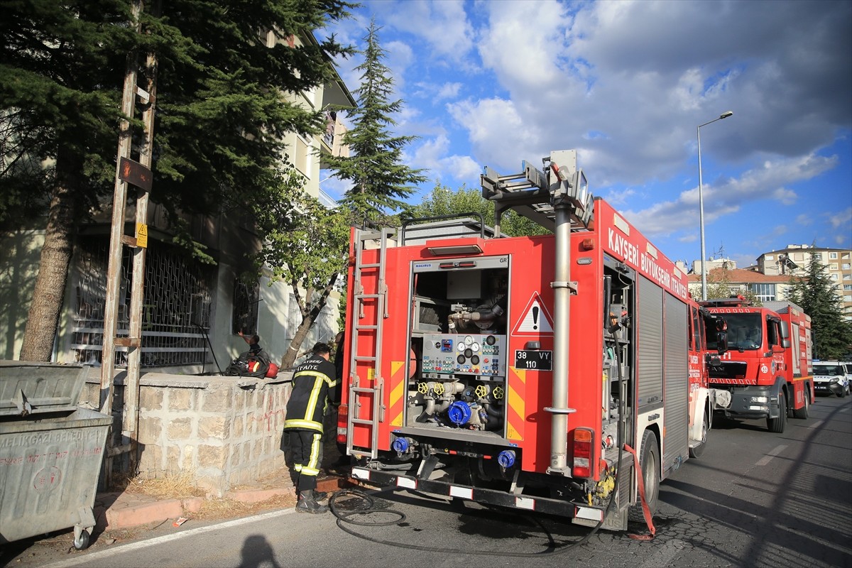 Kayseri'nin merkez Melikgazi ilçesinde apartmanda çıkan yangında dumandan etkilenen 6'sı çocuk 8...