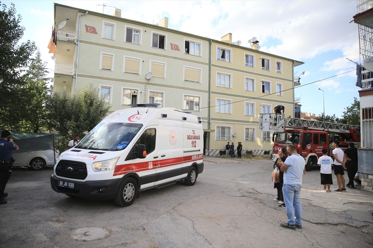 Kayseri'nin merkez Melikgazi ilçesinde apartmanda çıkan yangında dumandan etkilenen 6'sı çocuk 8...