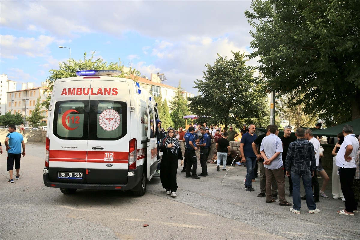 Kayseri'nin merkez Melikgazi ilçesinde apartmanda çıkan yangında dumandan etkilenen 6'sı çocuk 8...