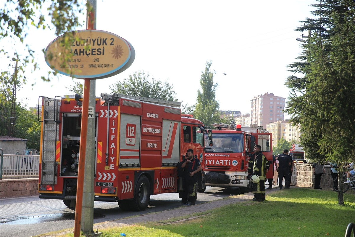 Kayseri'nin merkez Melikgazi ilçesinde apartmanda çıkan yangında dumandan etkilenen 6'sı çocuk 8...