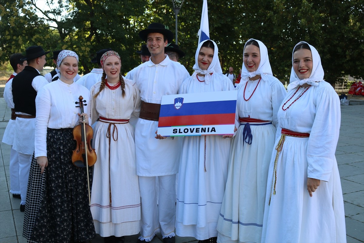 Kosova'nın başkenti Priştine'de 3. Uluslararası New Born Dans Festivali kapsamında kortej yürüyüşü...