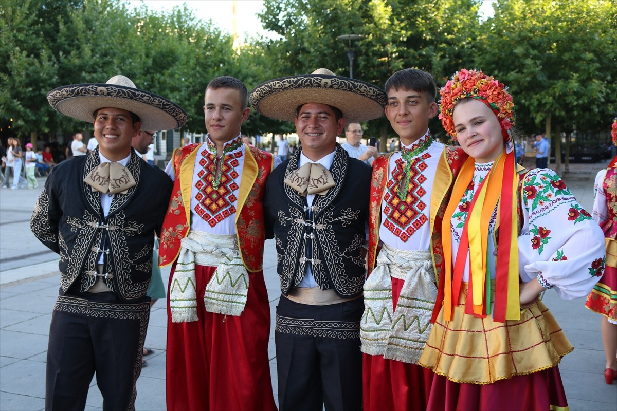 Kosova'nın başkenti Priştine'de 3. Uluslararası New Born Dans Festivali kapsamında kortej yürüyüşü...