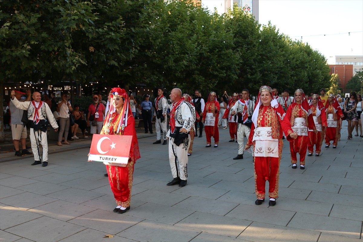 Kosova'nın başkenti Priştine'de 3. Uluslararası New Born Dans Festivali kapsamında kortej yürüyüşü...