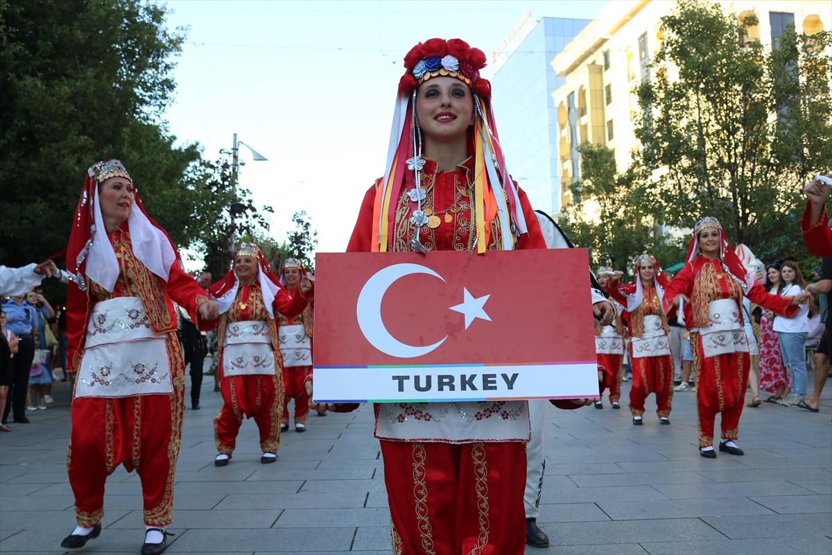 Kosova'nın başkenti Priştine'de 3. Uluslararası New Born Dans Festivali kapsamında kortej yürüyüşü...