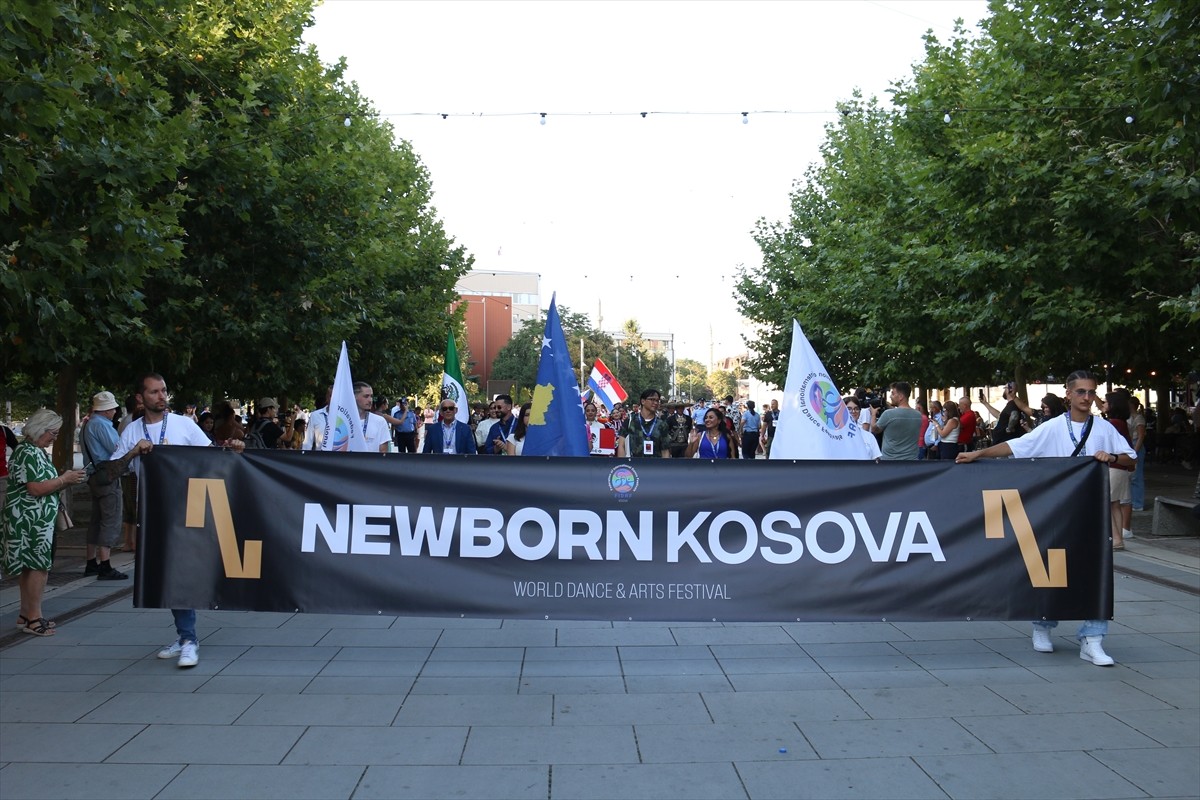 Kosova'nın başkenti Priştine'de 3. Uluslararası New Born Dans Festivali kapsamında kortej yürüyüşü...