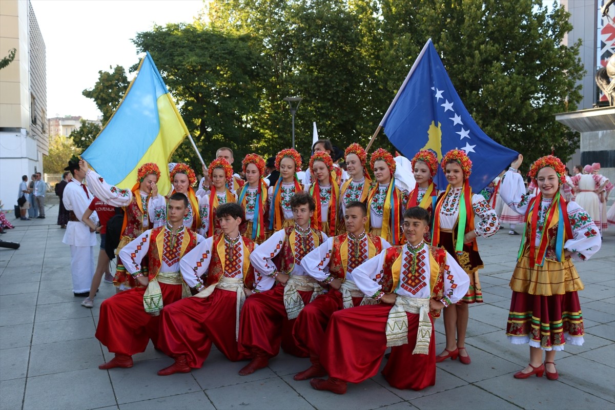 Kosova'nın başkenti Priştine'de 3. Uluslararası New Born Dans Festivali kapsamında kortej yürüyüşü...