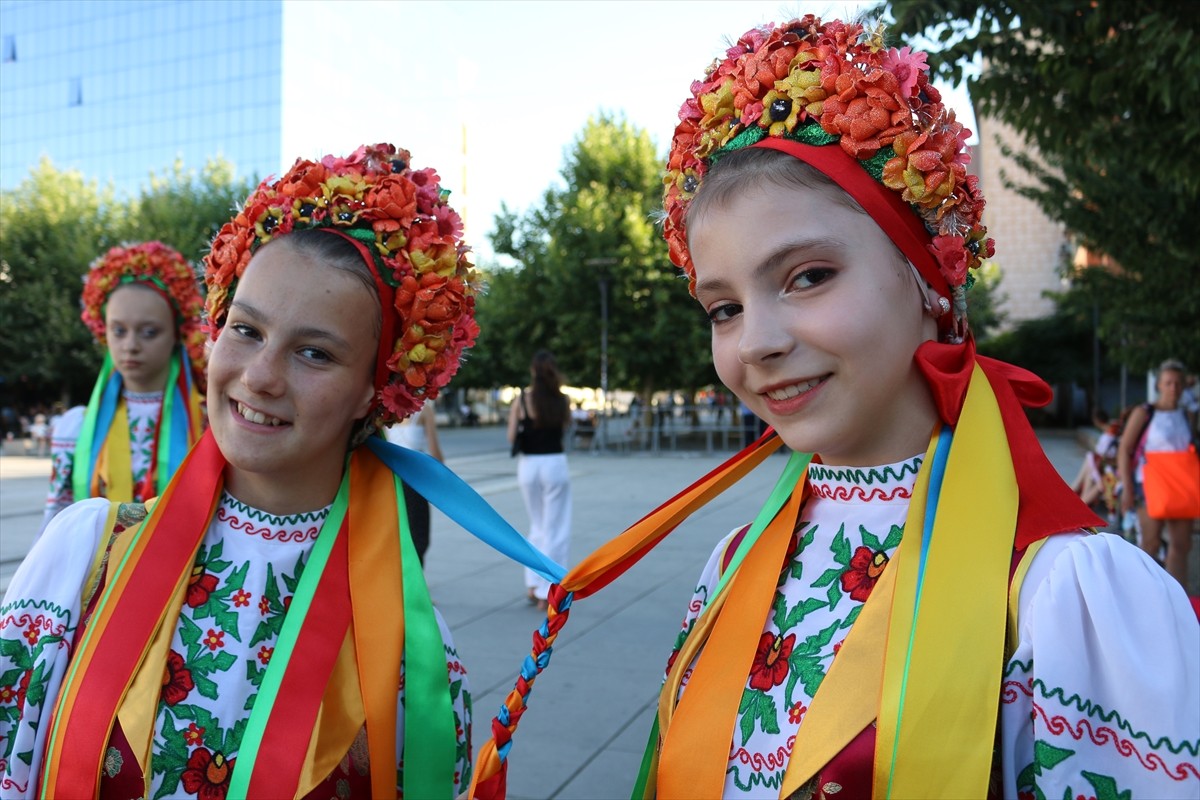 Kosova'nın başkenti Priştine'de 3. Uluslararası New Born Dans Festivali kapsamında kortej yürüyüşü...