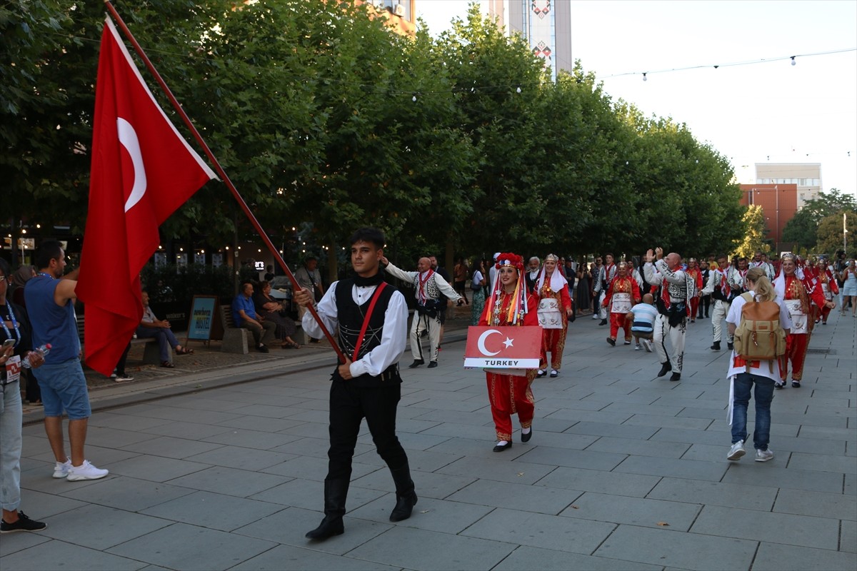 Kosova'nın başkenti Priştine'de 3. Uluslararası New Born Dans Festivali kapsamında kortej yürüyüşü...