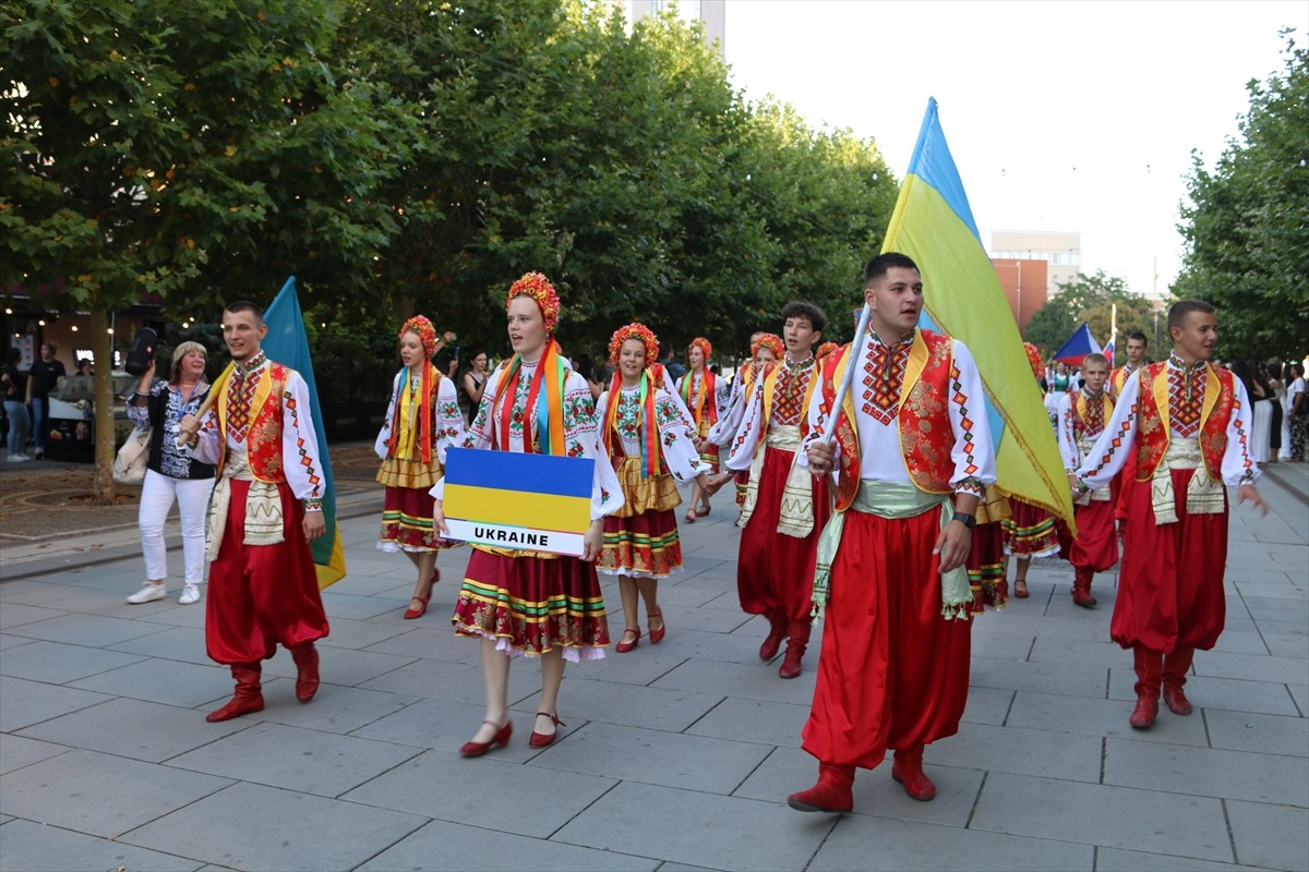 Kosova'nın başkenti Priştine'de 3. Uluslararası New Born Dans Festivali kapsamında kortej yürüyüşü...