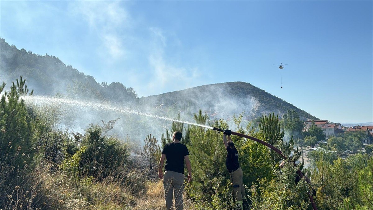 Kütahya'da kent merkezine yakın bölgedeki ormanlık alanda çıkan yangın, havadan ve karadan...